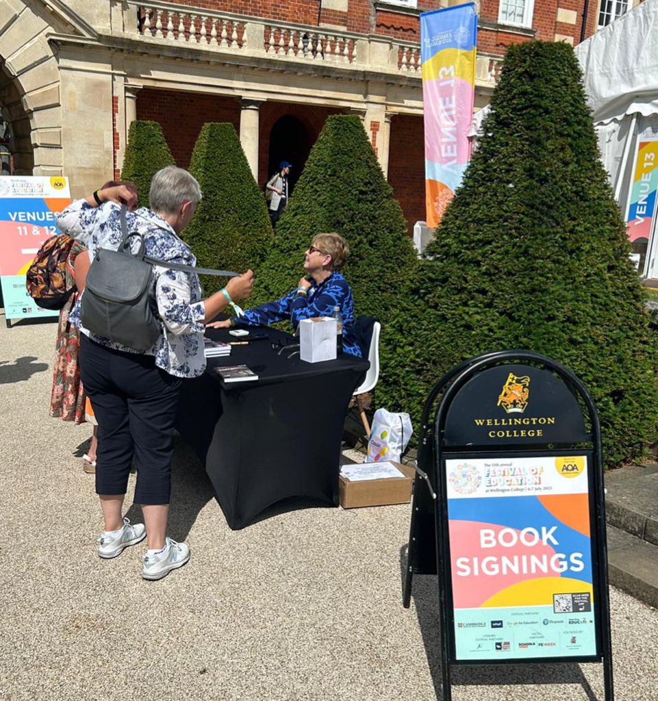 Attendees meeting with authors at today’s book signing sessions <a href="/EducationFest/">Festival of Education 🇬🇧</a> 💫
#EducationFest 📚