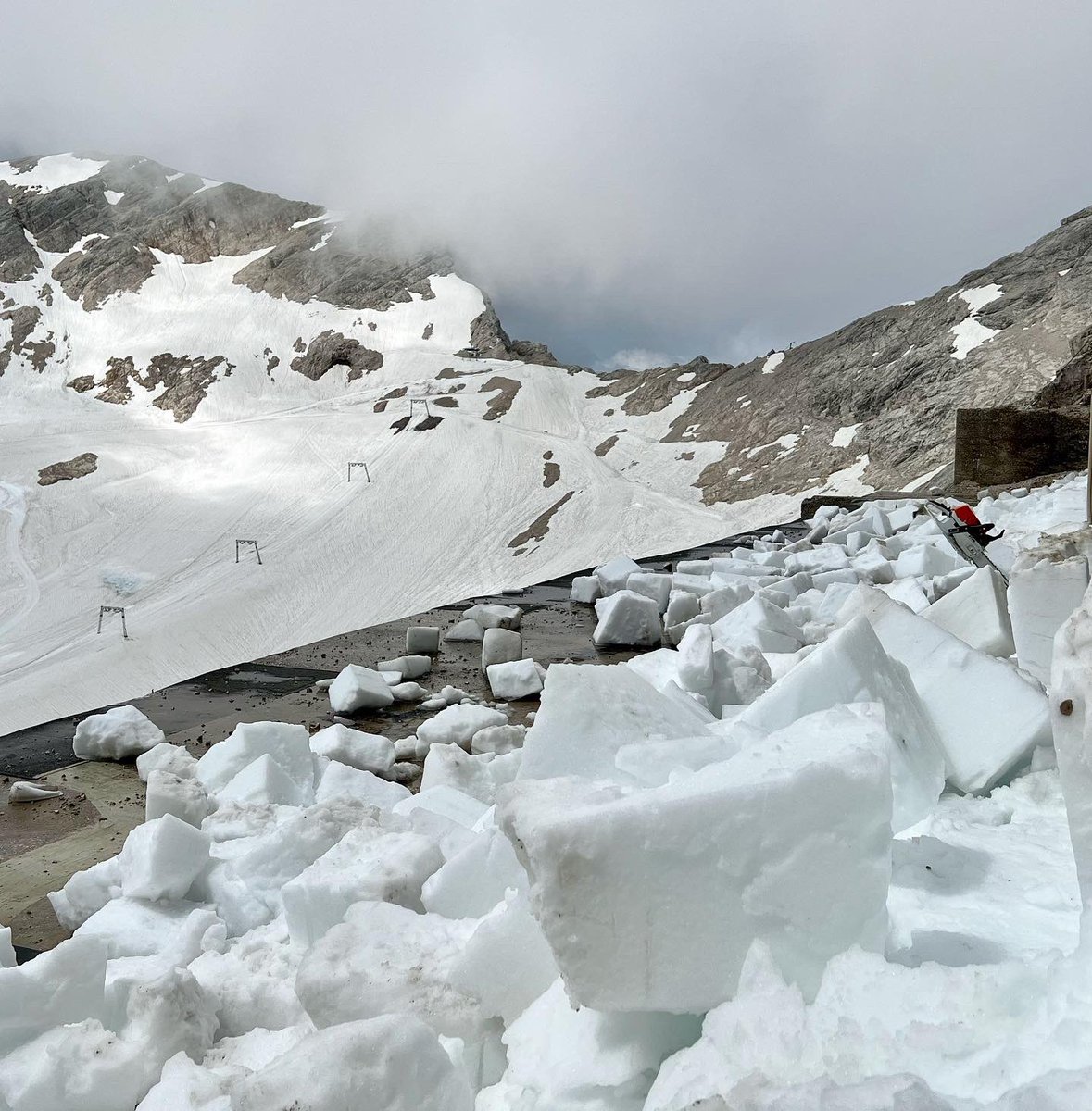 #Schnee beschäftigt uns auf 2650 m Höhe fast das ganze Jahr über. ❄️ 
Für Felssicherungsarbeiten befreit unser Teamkollege eines der Dächer von  Altschnee- das ist nur ein Teil, um das Gebäude instand zu halten.
Hier wird alles gegeben, damit #Forschung möglich gemacht wird.