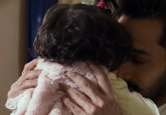 vxrglow's tweet photo. This shot. This is the shot. Meesam and her abbu #TereBin https://t.co/05qgKmwQCF