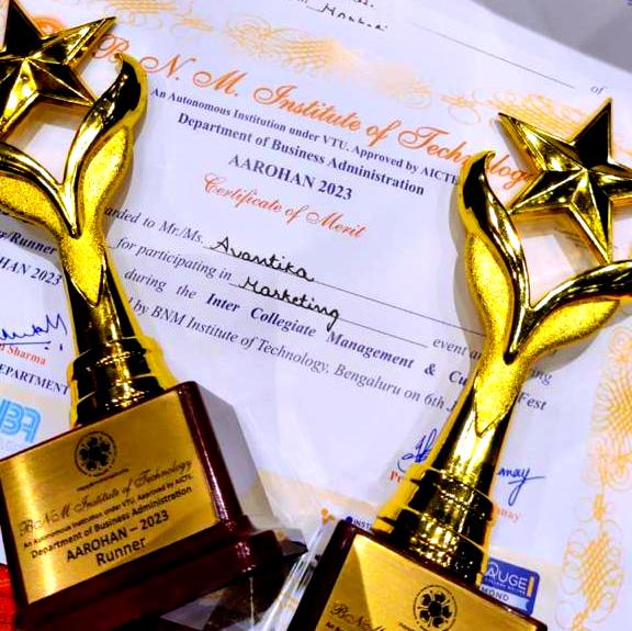 GIBSBSchool's tweet image. 🎉🙌🏻💐🏆 Our BBA students have once again made us immensely proud! 🎓Our talented BBA students, Prerana, Avantika, Omar, and Samir, achieved remarkable success at the Management Fest held at BNMIT College. 
🔗 buff.ly/36JrmGI
#GIBS #BBAProgramme #BBA #mygibs #gibians