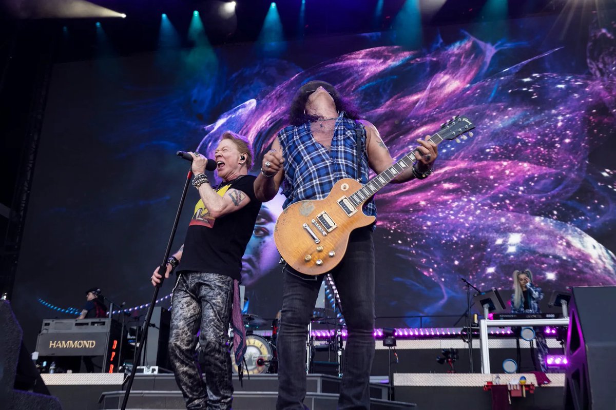 inSlashwetrust1's tweet photo. #gnr 🚨New PIX: @slash &amp; Axl in Bern last night .;)( ©️Guilherme Neto ; ) #slash #axlrose #gunsnroses #bern #switzerland #bernexpo https://t.co/ZXncADotdQ