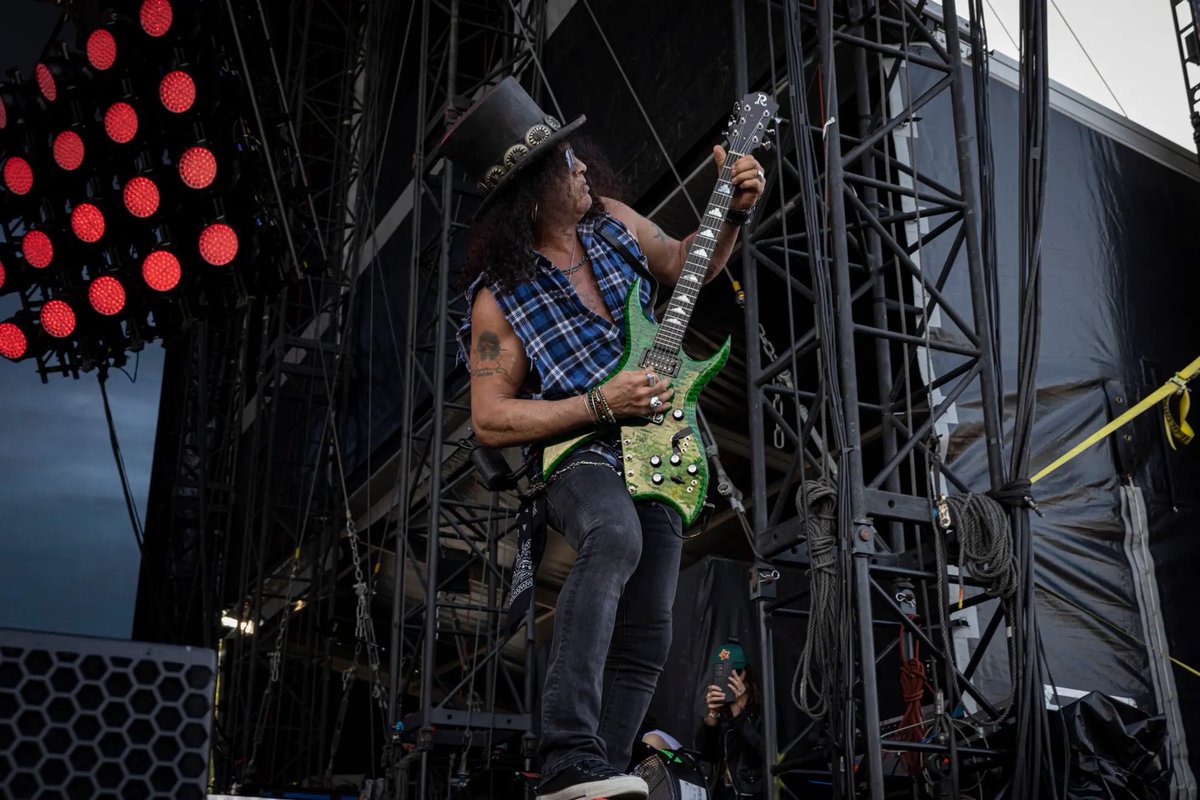 inSlashwetrust1's tweet photo. #gnr 🚨New PIX: @slash &amp; Axl in Bern last night .;)( ©️Guilherme Neto ; ) #slash #axlrose #gunsnroses #bern #switzerland #bernexpo https://t.co/ZXncADotdQ