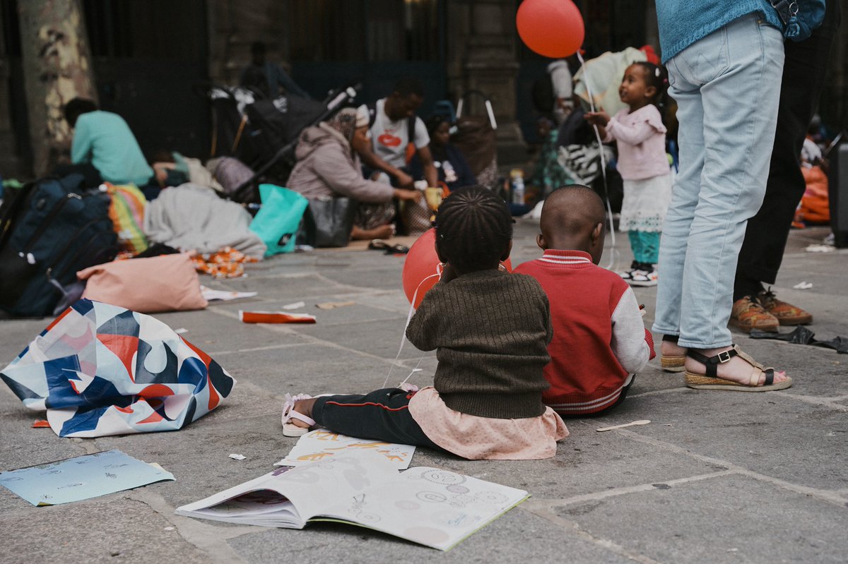 Utopia_56's tweet photo. Pendant 36h, une quarantaine d’enfants et leurs parents ont manifesté à Paris pour demander l’accès à un hébergement d’urgence. Le gouvernement dit : “Non. Suivez la procédure”. Un numéro vert n’est pas un toit, tous dormiront de nouveau à la rue ce soir. https://t.co/huXTJ8NNUL