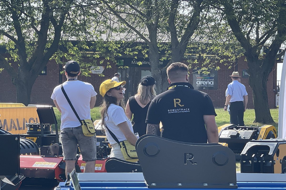 For a round up and plenty of photos from us at Plantworx a few weeks ago, check out our news post here 👉 robustrack.co.uk/plantworx-2023/
Thanks for all your amazing support. We appreciate it so much!

#Robustrack #familybusiness #hydraulicattachments