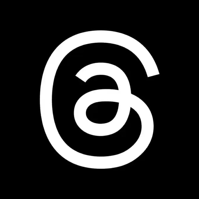 Twitorpedo's tweet photo. El logo de Threads parece un ojete que está esperando un #besonegro de #Elonmusk a #Zuckerberg o viceversa. https://t.co/ZXlsEOpi5i