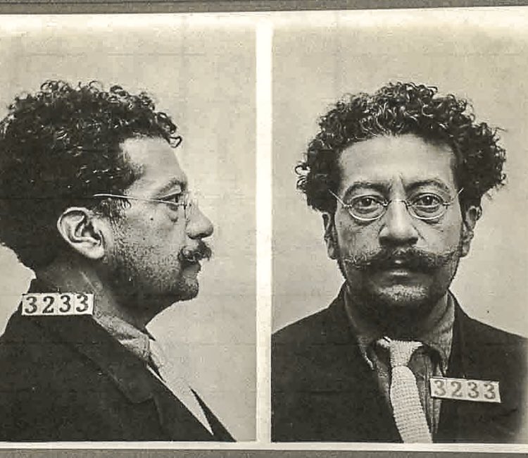 sevillacritico's tweet photo. Infelizmente, durante muchos sexenios, la historia oficial, pagándole a sus historiadores bufonescos, quiso absorber y reducir caricaturescamente la figura de Ricardo Flores Magón. Debido a ello, hoy resulta un lugar común leer descripciones de opereta sobre un hombre que, de acuerdo con esas versiones burlescas y reduccionistas, fue un “precursor de la revolución”, un “dirigente antiporfirista” y, como mucho, un “inspirador de las huelgas de Cananea y Río Blanco”.