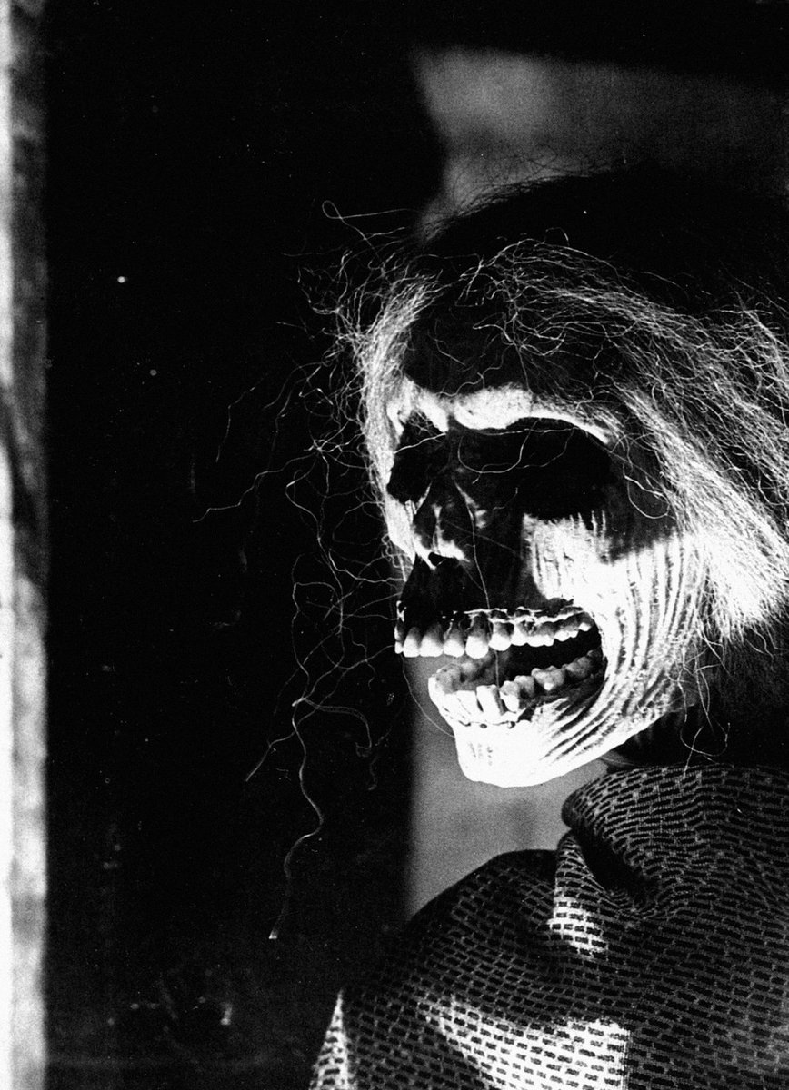 manuthebest58's tweet photo. Hitch relished scaring me. When we were making Psycho, he experimented with the mother's corpse. I would return from lunch, open the door and propped up in my chair would be this hideous monstrosity. The horror in my scream decided which dummy he'd use.
Janet Leigh. https://t.co/Ff81DiX0td