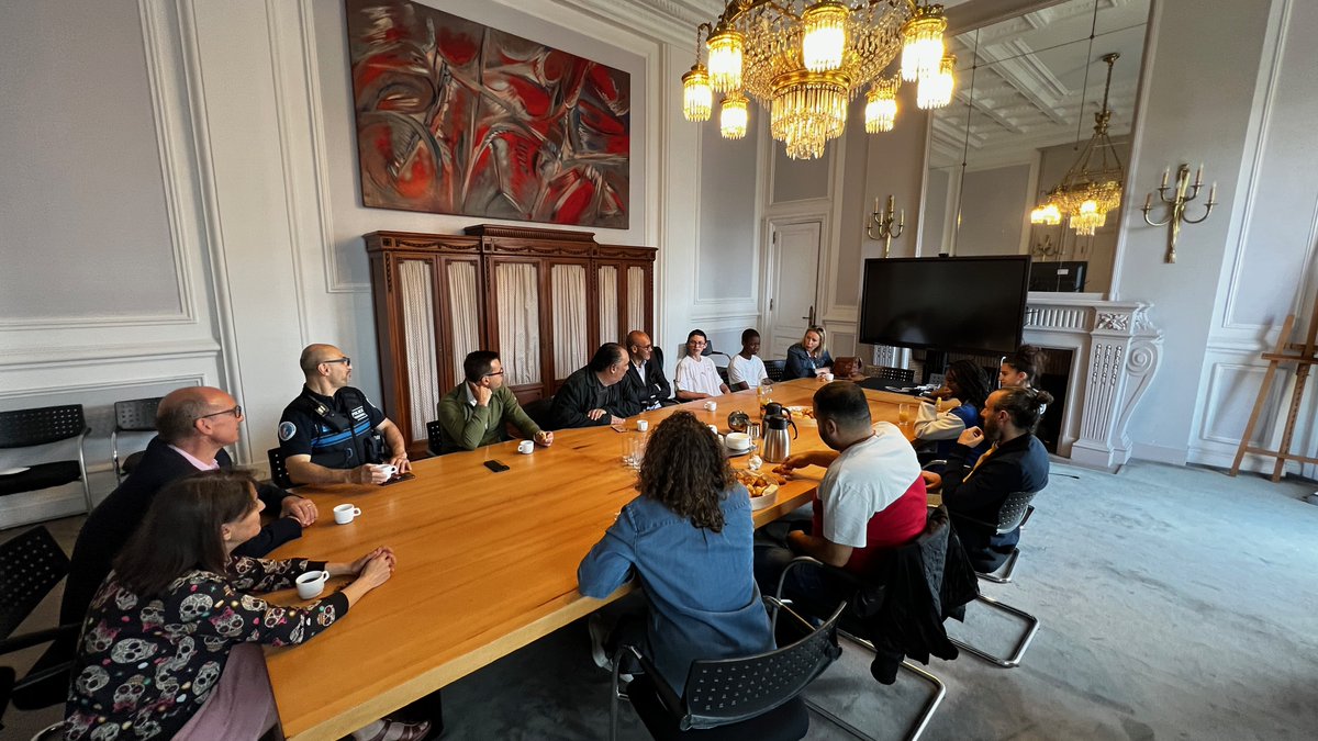 GDelbar's tweet photo. Plaisir d'accueillir ce matin en Mairie nos jeunes Roubaisiens ayant assisté au #ProxRaid de Paris en juin ! Une initiative unique qui a transformé leur regard sur la police. Roubaix a eu l'honneur d'être la ville pilote dans l'organisation de ce projet.
#Prévention #Citoyenneté https://t.co/0UpvfQbjrR
