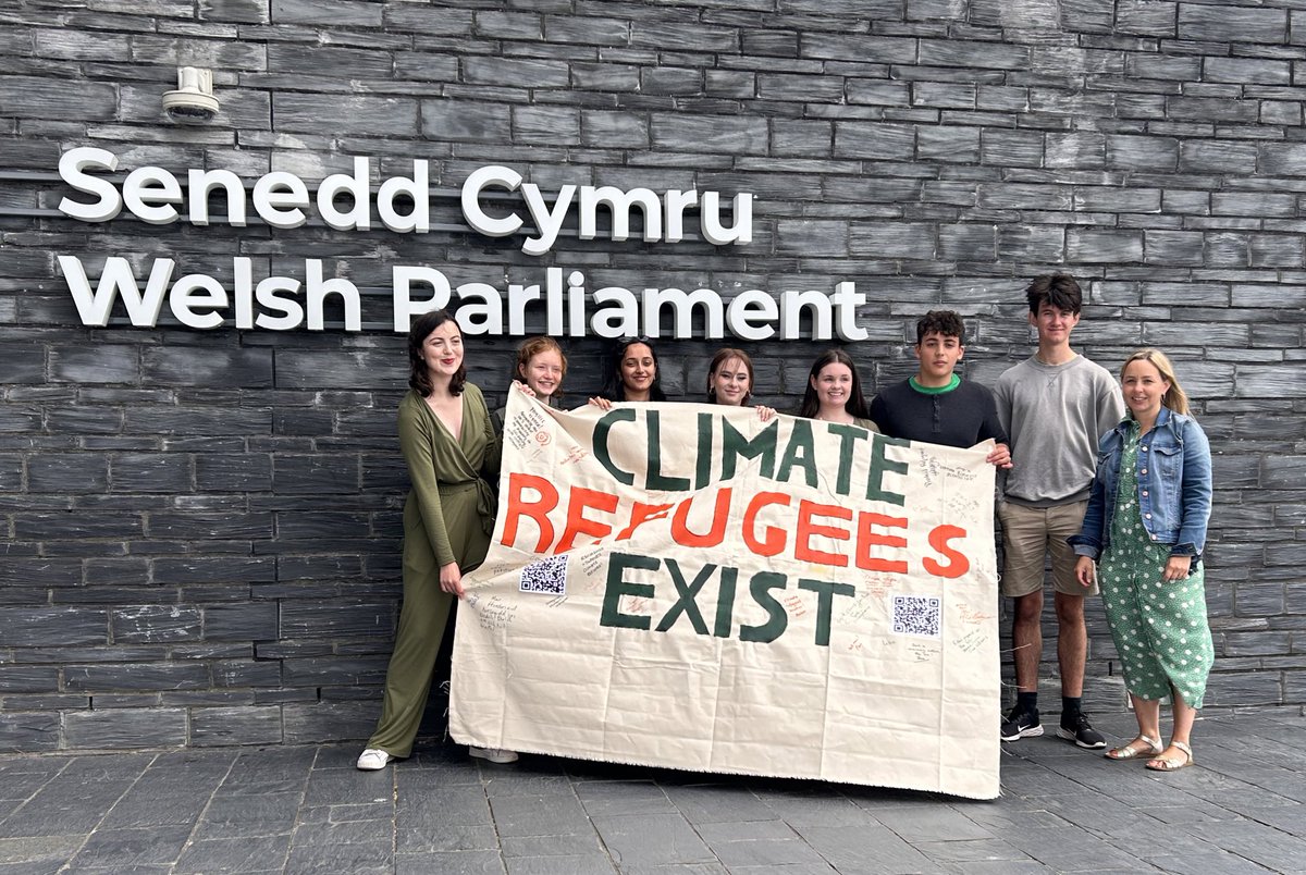 Barbara Davies Quy (@quydavies) on Twitter photo Proud to join the <a href="/YCAWales/">Youth Climate Ambassadors for Wales</a> launch their petition today calling on UK government to recognise Climate Refugees 💛
As a nation of sanctuary, I hope Wales supports this key action
They need as many signatures as possible so please sign here 👇
petition.parliament.uk/petitions/6404… Proud to join the <a href="/YCAWales/">Youth Climate Ambassadors for Wales</a> launch their petition today calling on UK government to recognise Climate Refugees 💛
As a nation of sanctuary, I hope Wales supports this key action
They need as many signatures as possible so please sign here 👇
petition.parliament.uk/petitions/6404…