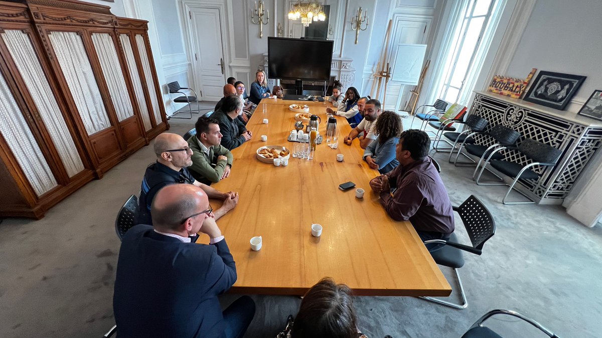 GDelbar's tweet photo. Plaisir d'accueillir ce matin en Mairie nos jeunes Roubaisiens ayant assisté au #ProxRaid de Paris en juin ! Une initiative unique qui a transformé leur regard sur la police. Roubaix a eu l'honneur d'être la ville pilote dans l'organisation de ce projet.
#Prévention #Citoyenneté https://t.co/0UpvfQbjrR