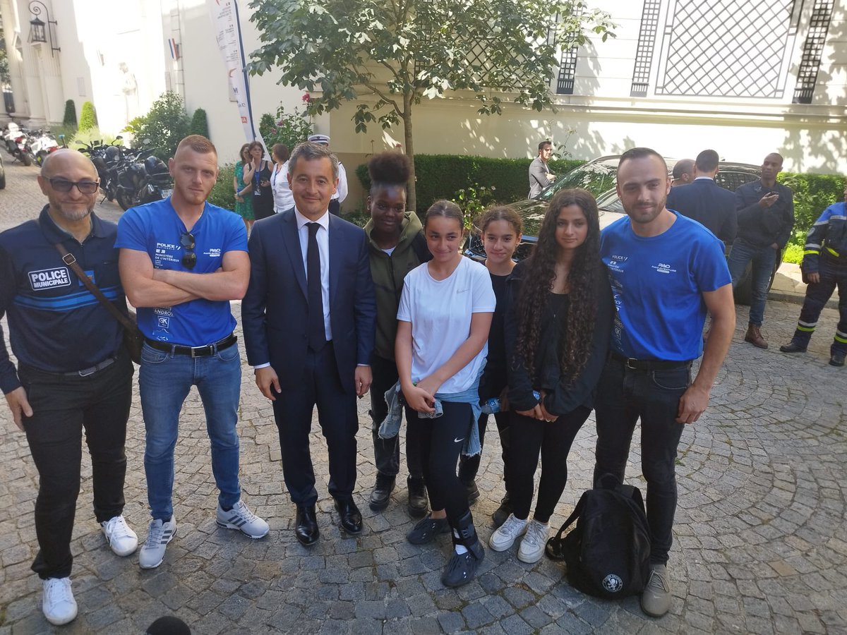 GDelbar's tweet photo. Plaisir d'accueillir ce matin en Mairie nos jeunes Roubaisiens ayant assisté au #ProxRaid de Paris en juin ! Une initiative unique qui a transformé leur regard sur la police. Roubaix a eu l'honneur d'être la ville pilote dans l'organisation de ce projet.
#Prévention #Citoyenneté https://t.co/0UpvfQbjrR