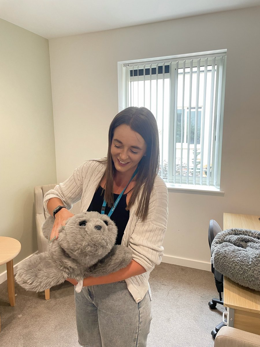 Saying goodbye to Sammy the seal today after a fantastic project exploring robotic animal interventions and what ‘works’ in an inpatient #dementia context 🦭 Looking forward to sharing the findings! A huge thank you to @TEWVresearch 💫