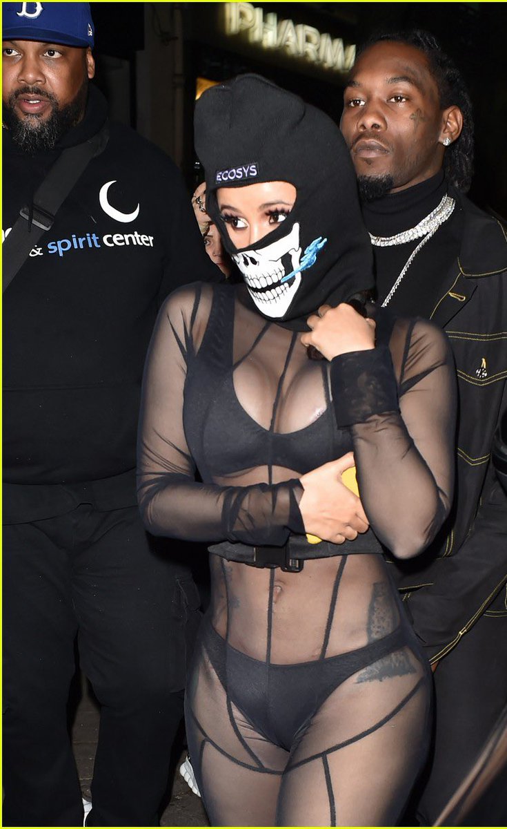 MUSICANDBUILDS's tweet photo. Don’t ask her to cover up in public
Be a real man and bring your gun
Or your big Security guard 
and if you can’t Afford one you a broke nigga

Don’t ask her to cook and clean
Because she ain’t no slave

Don’t ask her not to dance on niggas in the club either.. stop being insecure