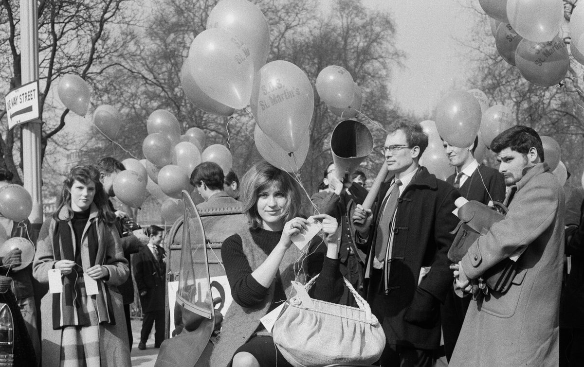 Artist Pauline Boty (centre) at an Anti-Uglies protest, 1960 (Evening Standard/Hulton Archive/Getty Images)