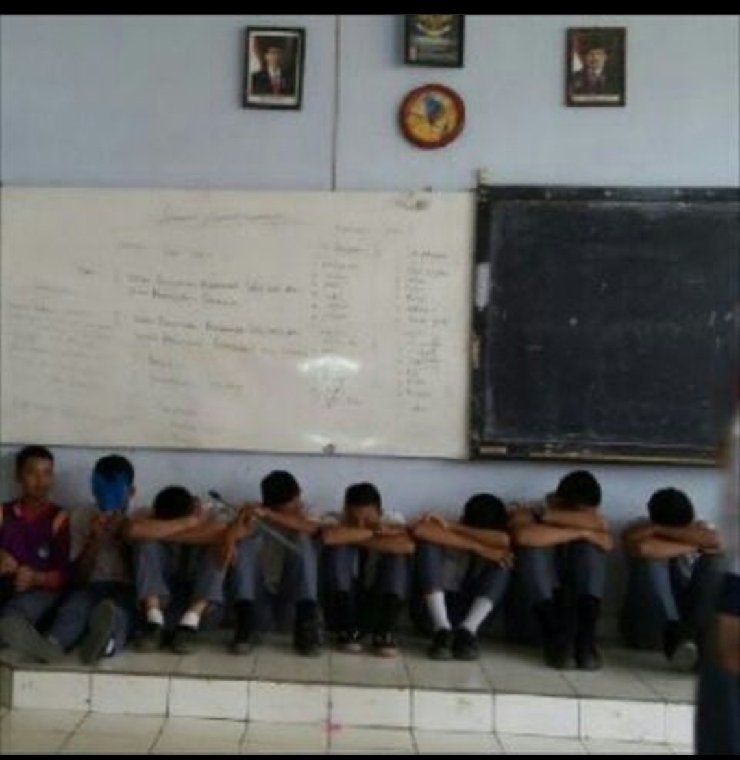 QueenNotSleep's tweet photo. Ga sengaja liat poto gue dan temen² pas sekolah di instagram, langsung diem senyum² sendiri. Udah 7 gak pakek baju SMA lagi. Pada sibuk masing², gue status sudah menikah aja, pengen rasanya ngulang waktu SMA lagi :) . Doaku semoga kalian sukses dan sehat selalu https://t.co/oTosEaJ8UG