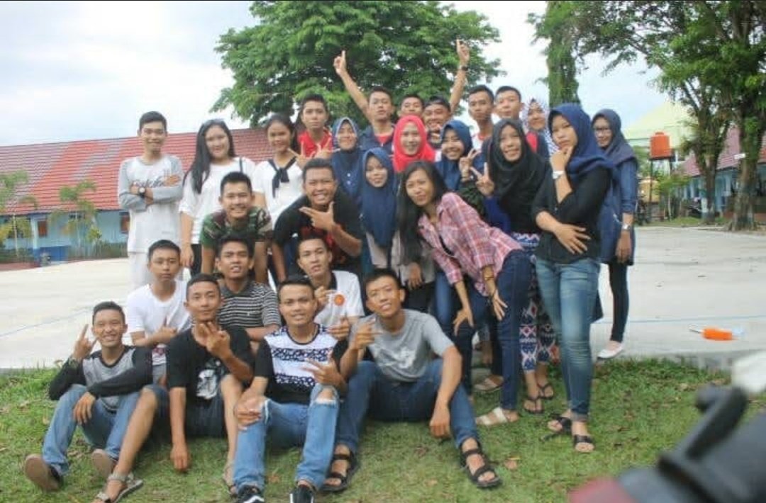 QueenNotSleep's tweet photo. Ga sengaja liat poto gue dan temen² pas sekolah di instagram, langsung diem senyum² sendiri. Udah 7 gak pakek baju SMA lagi. Pada sibuk masing², gue status sudah menikah aja, pengen rasanya ngulang waktu SMA lagi :) . Doaku semoga kalian sukses dan sehat selalu https://t.co/oTosEaJ8UG