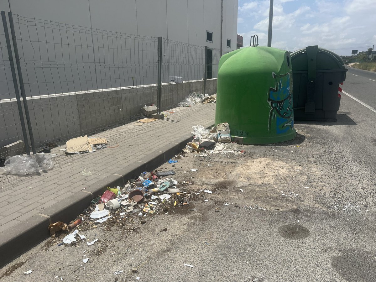 CarmenFructuos4's tweet photo. Ballesta trata a los vecinos de pedanías como cuidadanos de segunda.
El #PlanRecupera es una muestra más de la política de anuncios vacía. Sólo se están dedicando a quitar medios y personal de pedanías para llevarlos a los barrios y centro de la ciudad. https://t.co/RG39ys2nY2