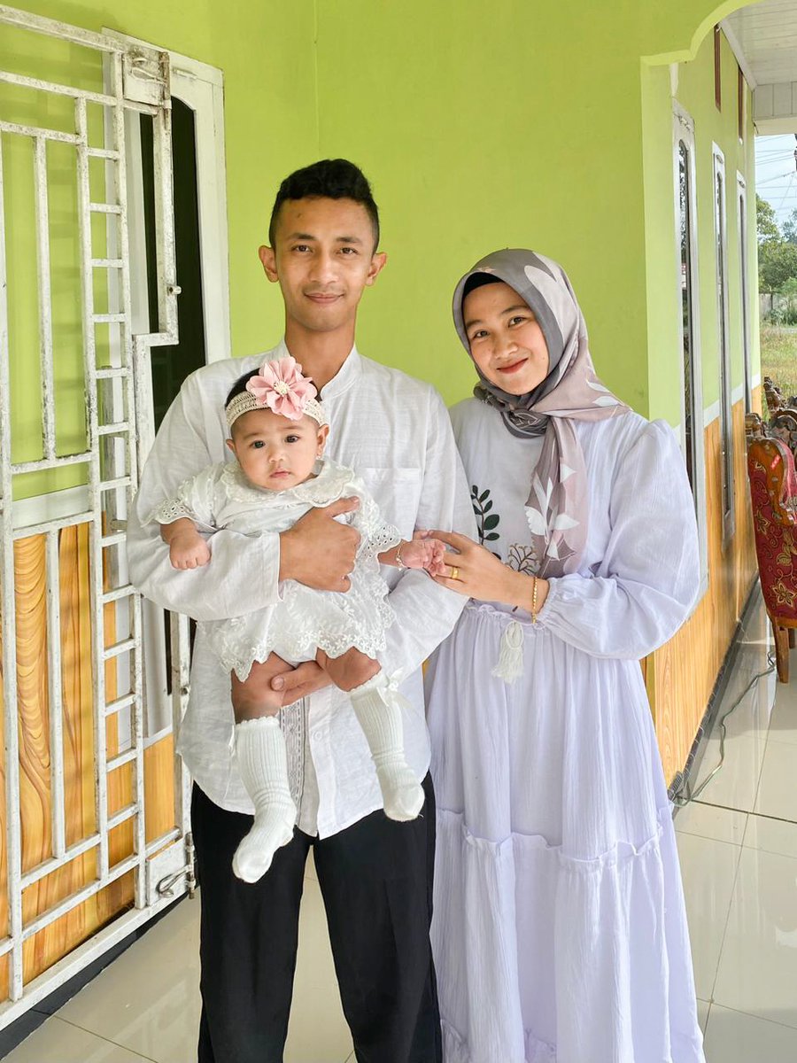 QueenNotSleep's tweet photo. Ga sengaja liat poto gue dan temen² pas sekolah di instagram, langsung diem senyum² sendiri. Udah 7 gak pakek baju SMA lagi. Pada sibuk masing², gue status sudah menikah aja, pengen rasanya ngulang waktu SMA lagi :) . Doaku semoga kalian sukses dan sehat selalu https://t.co/oTosEaJ8UG