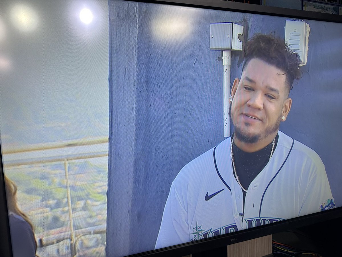 SteveTVNews's tweet image. There it is! 

King Felix has officially raised the All-Star Game flag high atop the Space Needle to kick off All-Star Week in Seattle! 

#MLBAllStar #SeaUsRise