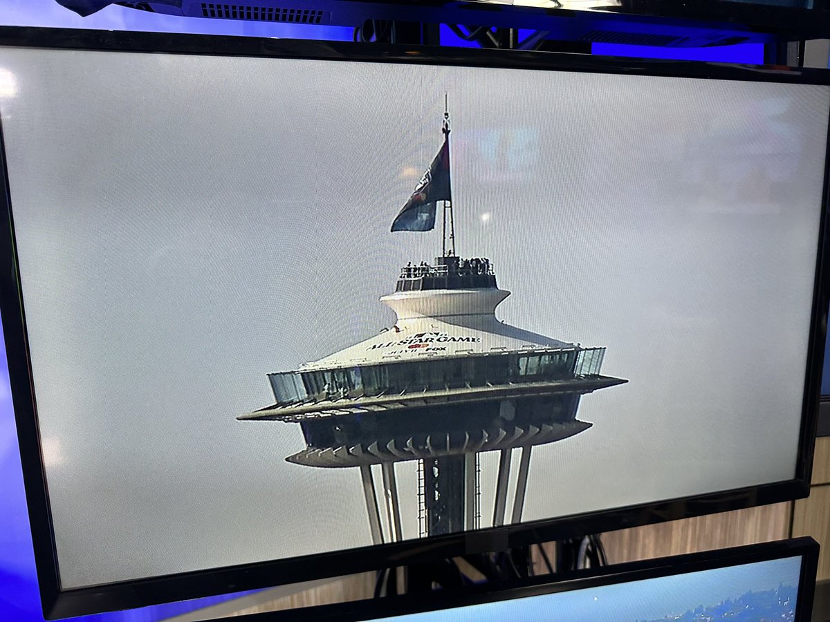 SteveTVNews's tweet image. There it is! 

King Felix has officially raised the All-Star Game flag high atop the Space Needle to kick off All-Star Week in Seattle! 

#MLBAllStar #SeaUsRise