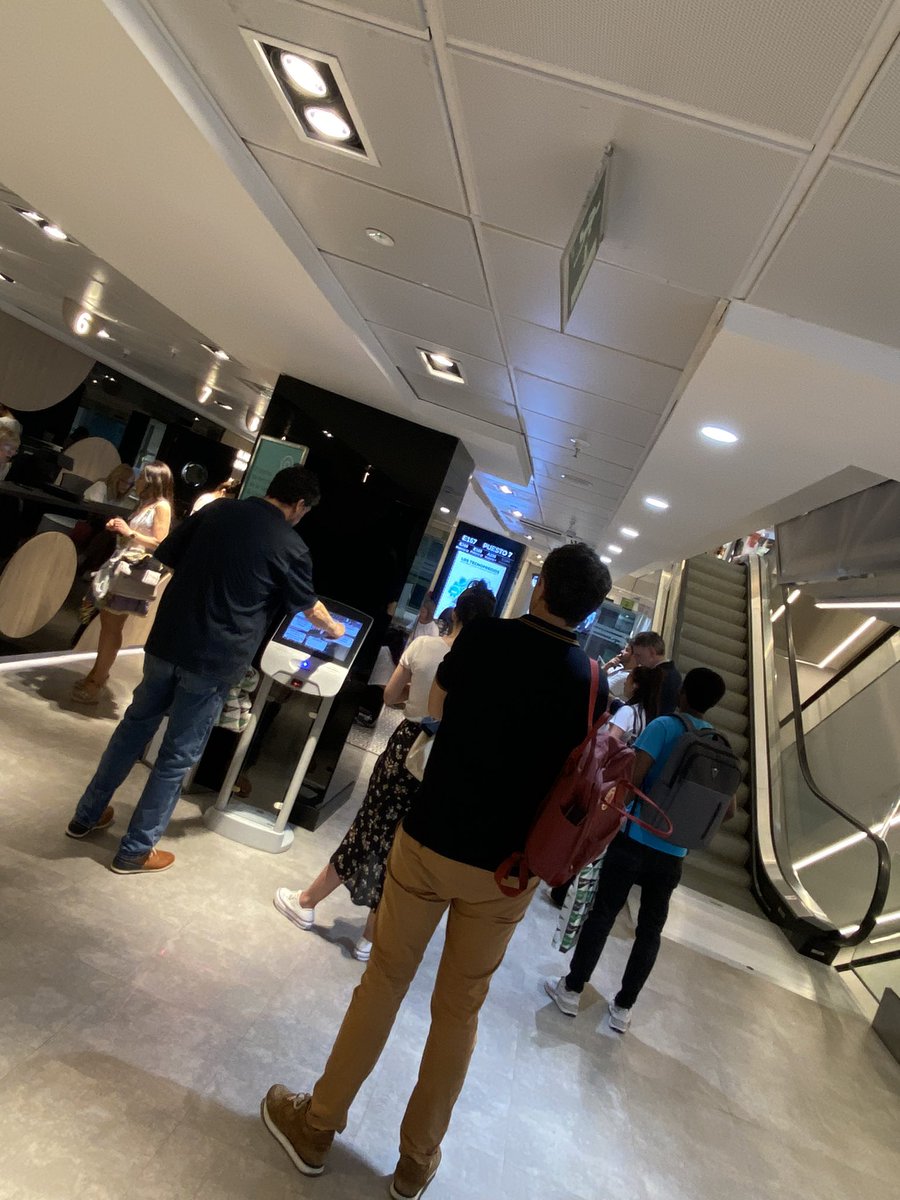 Vergüenza de <a href="/elcorteinglesac/">ECI Atención Cliente</a> me parece tercermundista tener q esperar más De 45 minutos en un sótano y tratados de malas maneras para solicitar una factura. No doy crédito, viva la atención al cliente ! #elcorteinglesbilbao <a href="/elcorteingles/">El Corte Inglés</a>