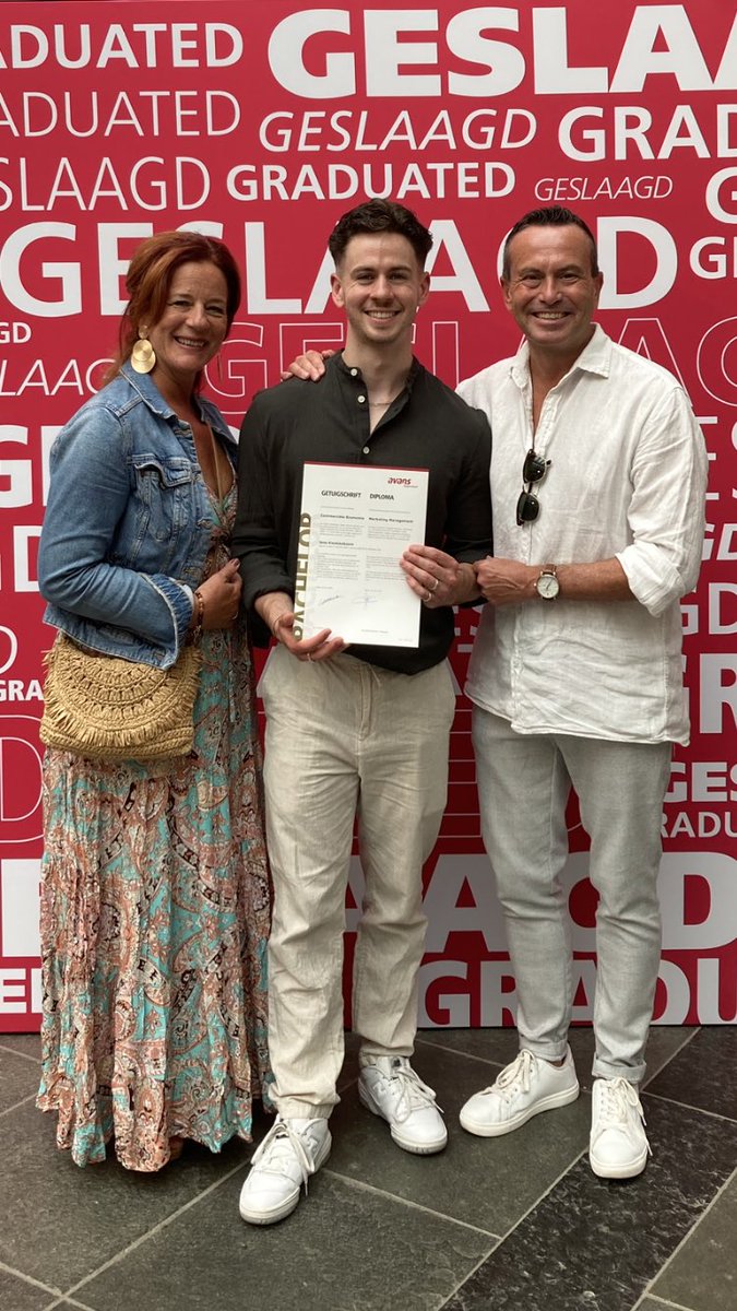 Kwekkeboom_R's tweet image. Gewoon een dag met trots…veel trots…#geslaagd #diploma HBO Commerciële Economie 👍👊❤️❤️❤️