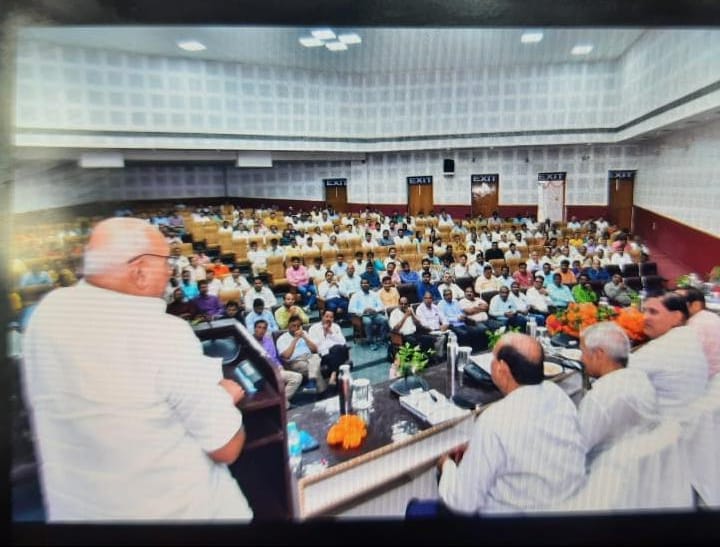 spshahibjp's tweet photo. आज कृषि भवन, लखनऊ में डिप्लोमा इंजीनियर्स संघ (कृषि विभाग) द्वारा आयोजित पंचदशम प्रांतीय महाधिवेशन में मुख्य अतिथि के रूप में सम्मिलित होकर आए हुए अधिकारीगणों को सम्बोधित किया..!!!
#SPshahi #SPshahibjp @Narendramodi @PMOIndia @bjp4india @jpnadda @amitshah @MYogiAdityanath @bjp4up https://t.co/qSvDW8C7IW