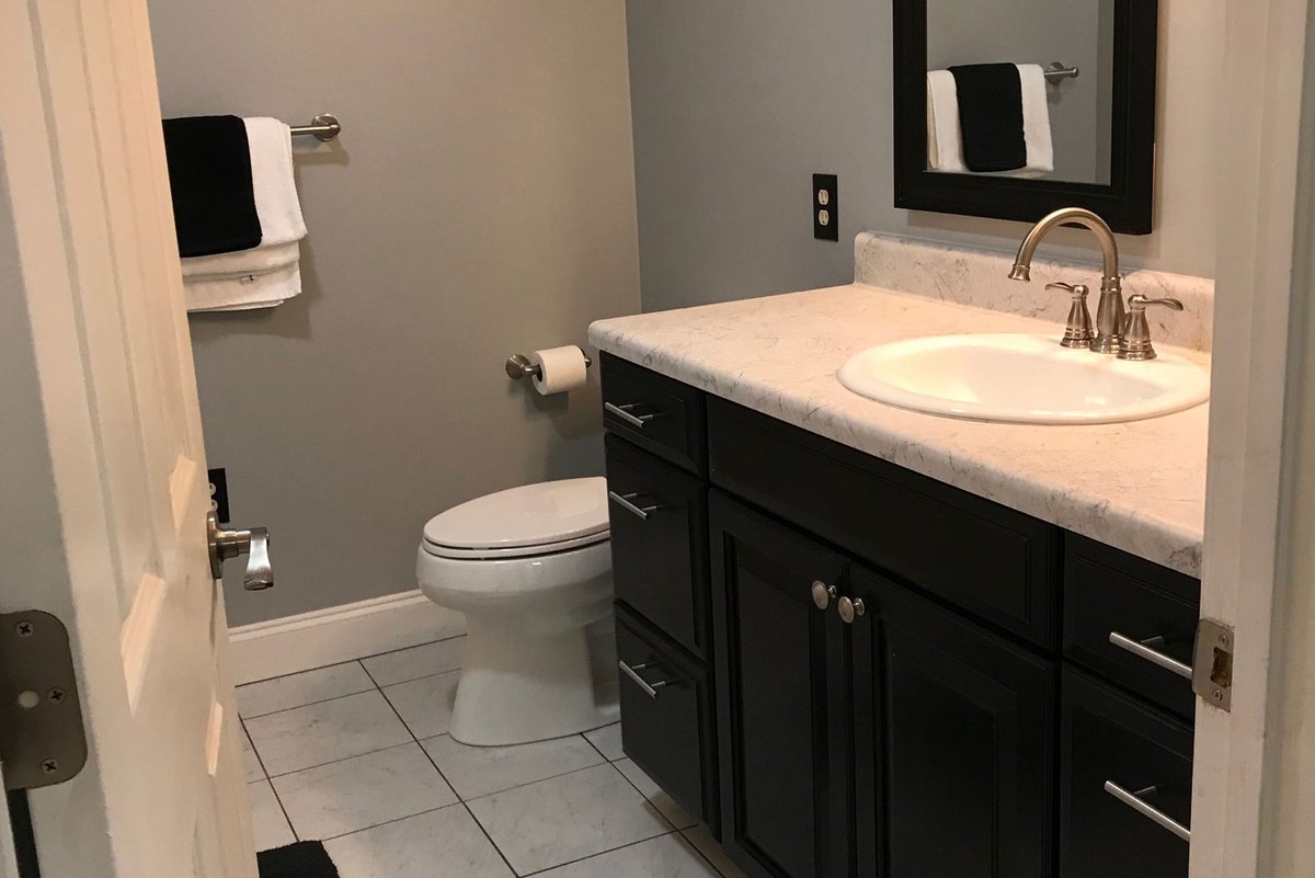 ExecutivePlaces's tweet photo. AVAILABLE NOW: Our newly remodeled and fully-furnished three (3) bedroom, three (3) bathroom 908 Drinnon Drive executive home is available now in Morristown, TN. Featuring short-term and long-term options. Call 423-317-7657 right now! https://t.co/hv0RQuuI6j