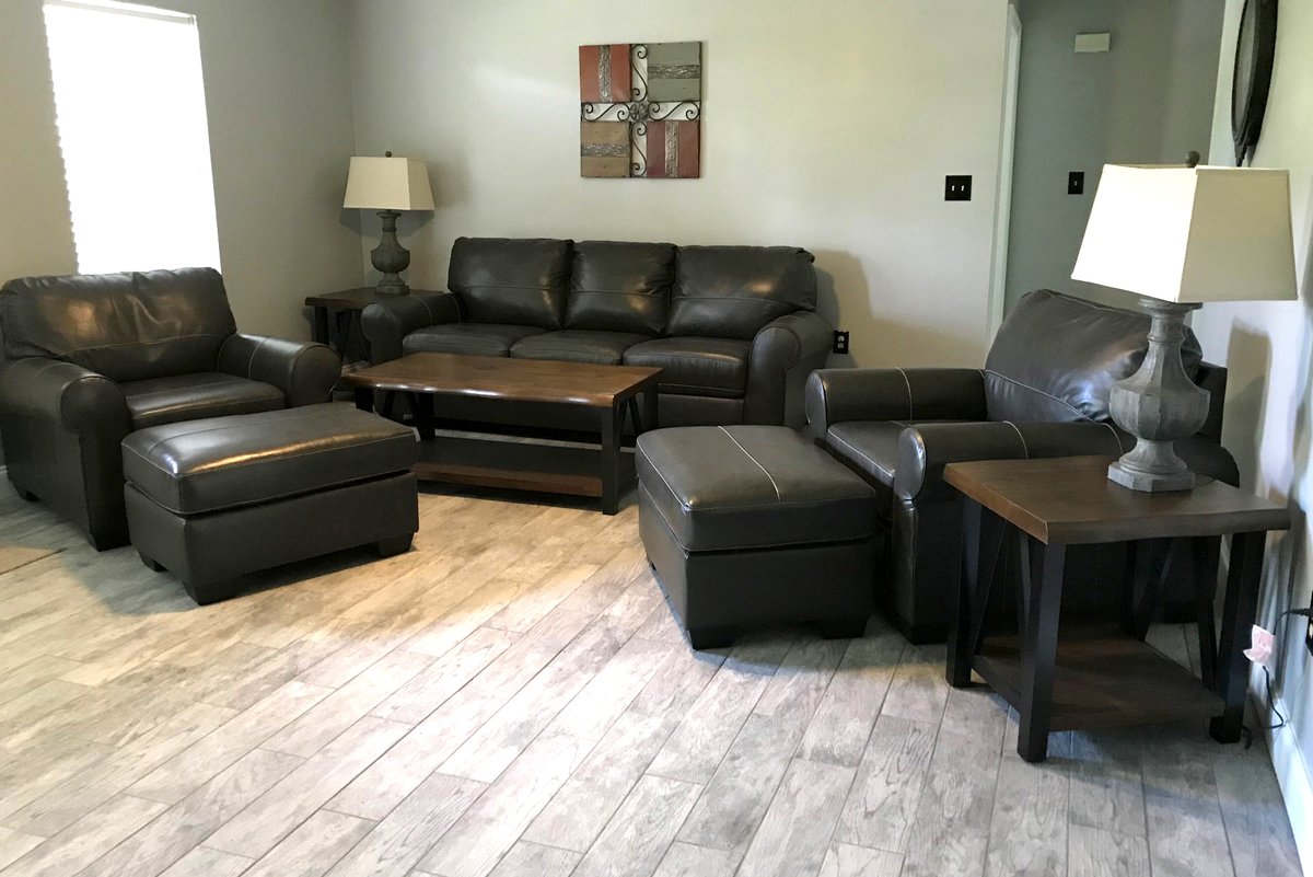 ExecutivePlaces's tweet photo. AVAILABLE NOW: Our newly remodeled and fully-furnished three (3) bedroom, three (3) bathroom 908 Drinnon Drive executive home is available now in Morristown, TN. Featuring short-term and long-term options. Call 423-317-7657 right now! https://t.co/hv0RQuuI6j