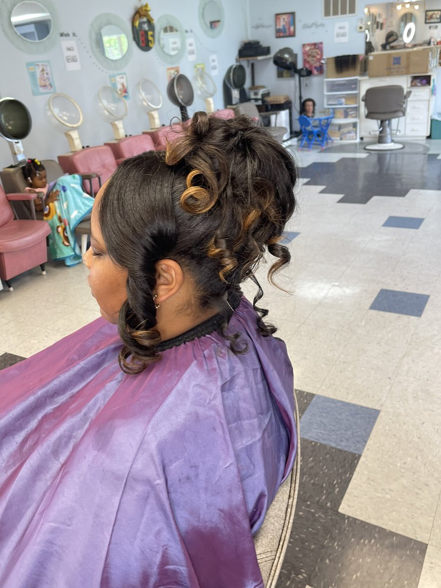 I_B_thinMINT's tweet photo. With me, you’ll never know if it’s a sew in, quick weave, tape in OR 100% natural and growing out the scalp 🥰🥵

I specialize in natural hair AND natural extensions. Each service is custom to my clients needs 😌 

COME ON OVER TO DEATH ROW 
https://t.co/8hGBs6qY6J https://t.co/CP85CKKhl2