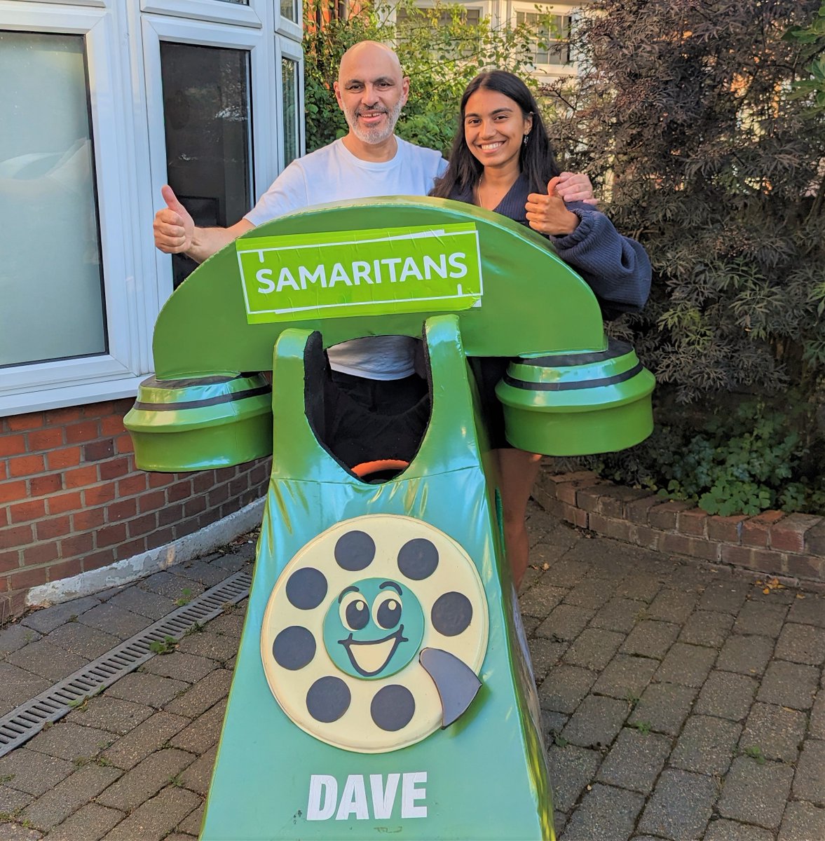 🥁 Introducing our London Marathon 2024 team captain…. It’s Dave the running telephone!💚🙌 Next year Dave will be running his 25th consecutive #LondonMarathon for us, with his daughter, Isabella, joining him for the first time! 1/2