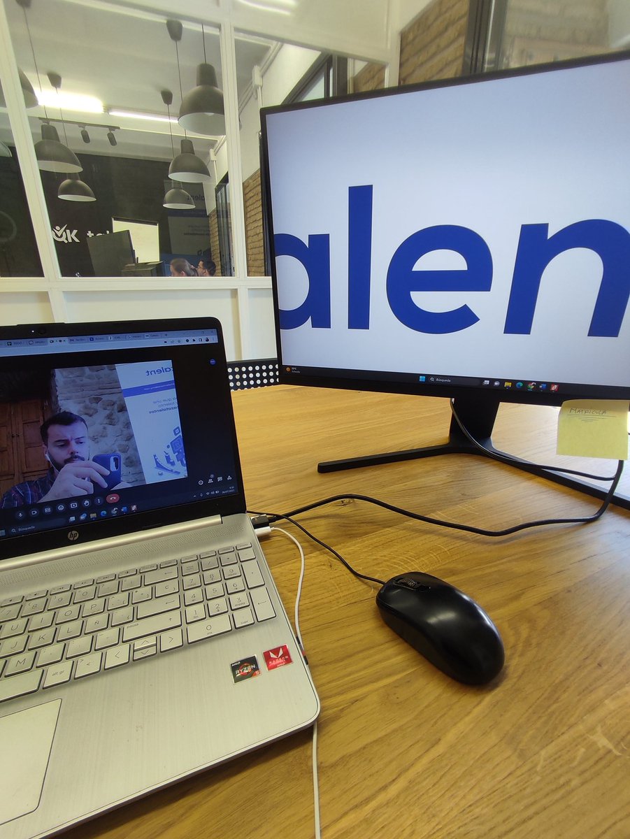 En Verano en España todo se paraliza. Nosotros por suerte seguimos y además aprovechamos para formarnos! 🤖🚀