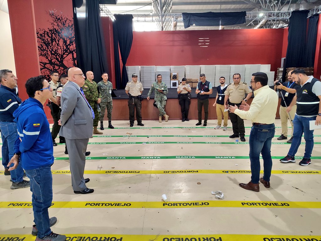 CNEManabi's tweet photo. El auditorio Montonera Isabel Muentes será la bodega del #CPR en #CiudadAlfaro📍. 

Nuestro director, @JulioEYepez, informa que habrá cámaras que transmitirán desde este lugar para que las organizaciones políticas tengan la seguridad que el proceso se realiza con transparencia.🗳️ https://t.co/h1rJ2Nw24s