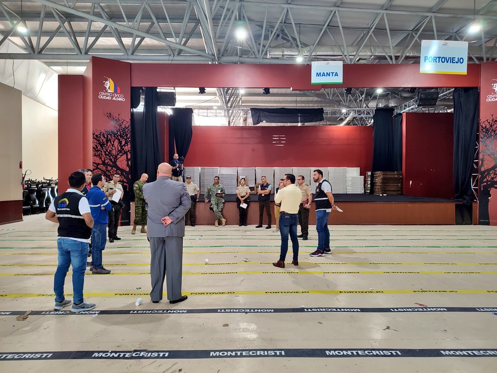 CNEManabi's tweet photo. El auditorio Montonera Isabel Muentes será la bodega del #CPR en #CiudadAlfaro📍. 

Nuestro director, @JulioEYepez, informa que habrá cámaras que transmitirán desde este lugar para que las organizaciones políticas tengan la seguridad que el proceso se realiza con transparencia.🗳️ https://t.co/h1rJ2Nw24s