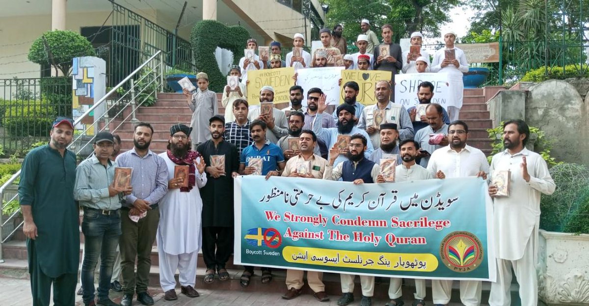 thePYJA's tweet photo. پوٹھوہار ینگ جرنلسٹ ایسوسی ایشن کے زیراہتمام قرآن پاک کی بے حرمتی کے خلاف ہاتھوں میں قرآن پاک اٹھائے احتجاج کیا جارہا ہے
#PYJA #journalist #Quran_is_our_soul https://t.co/O3DJLv3kal
