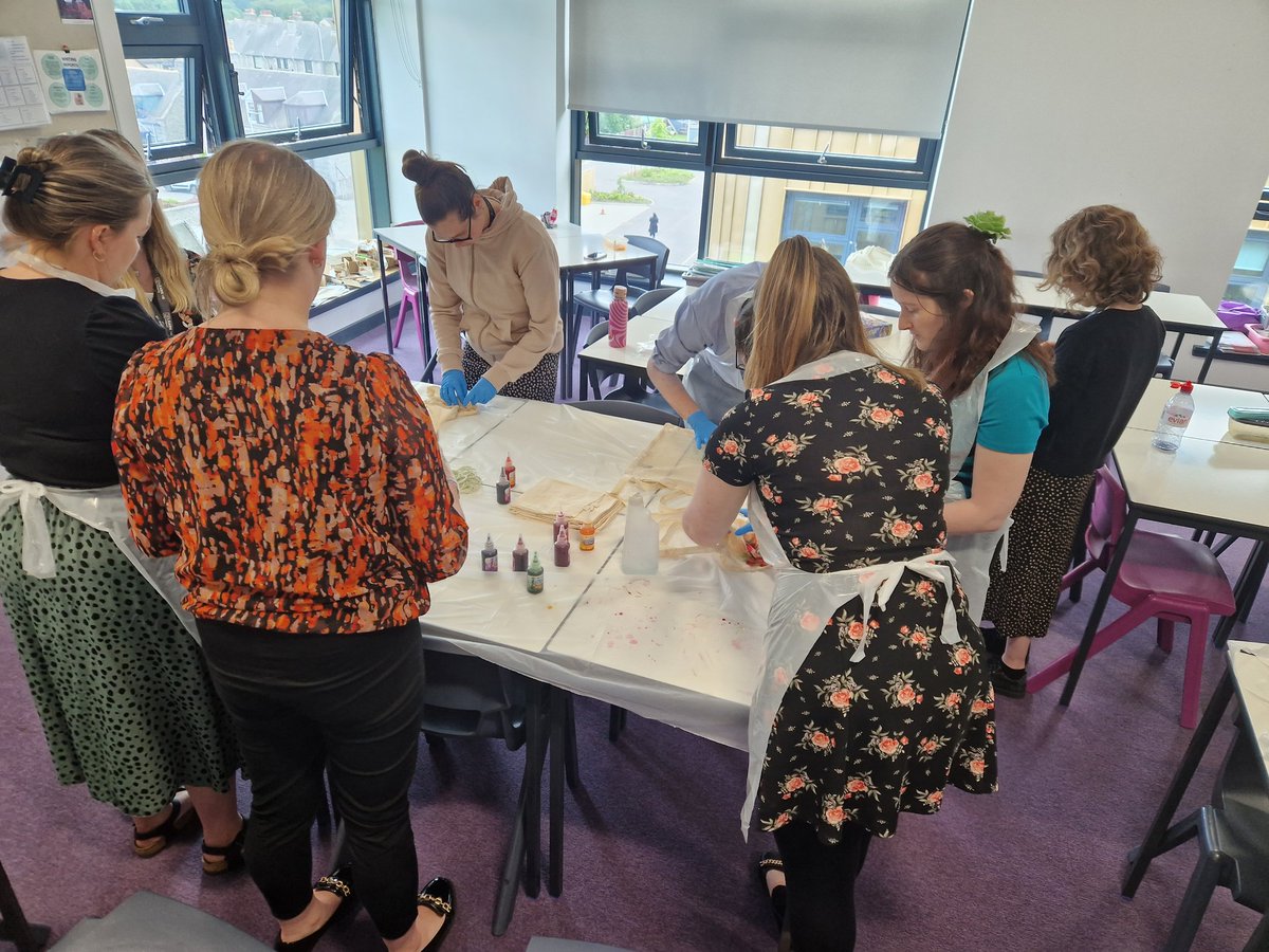 Day 3 of our Humanities lunchtime surprises was the turn of Team Geography. 

Thank you Team Geography for the great experience of tie-dying tote bags. Can't wait to all use our matching bags!