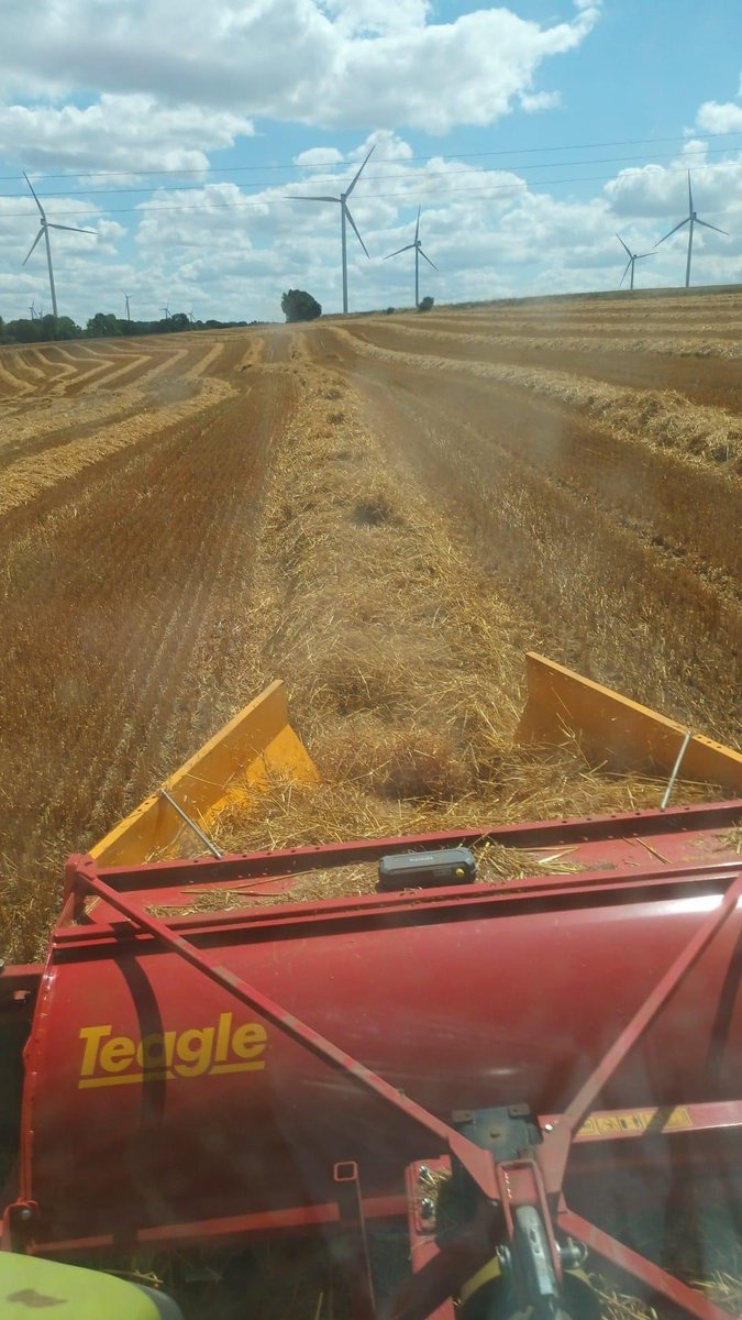 #JeudiPhoto aujd’hui nos agri s’occupent des escourgeons ou orges d’hiver : coupe, déchaumage, séchage.. certains des grains transformés se retrouveront peut-être dans votre verre de bière 🍺 

Côté ouest, nos agri on de la chance de pouvoir profiter du paysage qu’offre la BDS 🌊