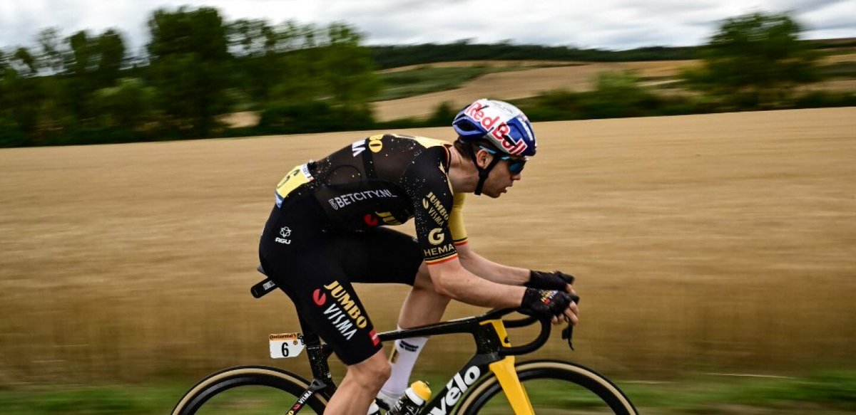 adrianllopisc's tweet photo. La etapa de Wout van Aert ha sido una auténtica exhibición.

Ha tirado todo el día de la fuga en primera persona, reduciendo la fuga a pocas unidades.

Luego ha esperado a Jonas Vingegaard y ha vuelto a atrapar a la fuga.

Y ha seguido tirando hasta pocos km de meta.

CHAPEAU 🎩 https://t.co/uZeBaefvQT