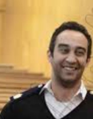 احدهم حرق اربعين شاب احياء في سيارة ترحيلات و الاخر داس علي اسرة كاملة بسيارته وترك ام قتيلة واطفال واب في حالات حرجة!!  العامل المشترك هنا ان كلاهما الضابط احمد الذي قال عليه السيسي لن يحاسب .  ضابط سيارة الترحيلات براءة وضابط مدينتي جاري تهدئة الراي العام وتنويمه وهيروح بعد ان
