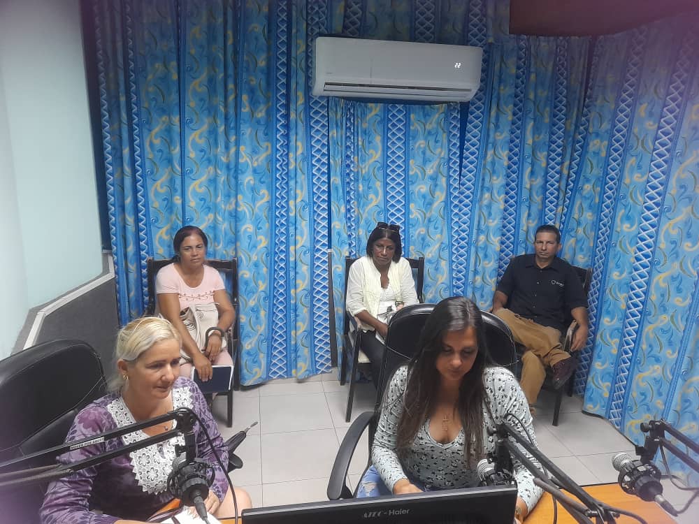 MileydiGarcaPe1's tweet photo. Desde nuestra #RadioCaribe #IsladelaJuventud realizamos hoy comparecencia con el colectivo de LABIOFAM que ofrecen información al pueblo acerca de sus servicios. @ClaraMaraSierr1 @Miriam33049385 @FriasValdes @osvaldo_mandy @BLabaceno @Lisandr47698838 https://t.co/1oJgRyxKsg