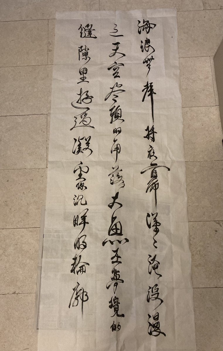 😱The horror when you realised that signing your name in the wrong place will actually ruin the entire piece after having laboured over this 6 ft x 2ft  sized paper for an hour and a half. 

Thank god story writing doesn’t hold the same kind of risks. (?)

#落款horrors