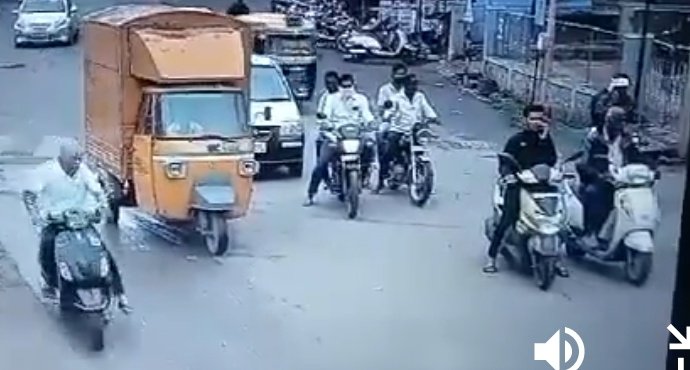 @SurajGhare9 @_pd5 @MORTHIndia when every one has stopped at red signal..

then y he was breaking signal & do violation of rule...
that too without helmet 

#Satara #DrAmol #StopAtRed