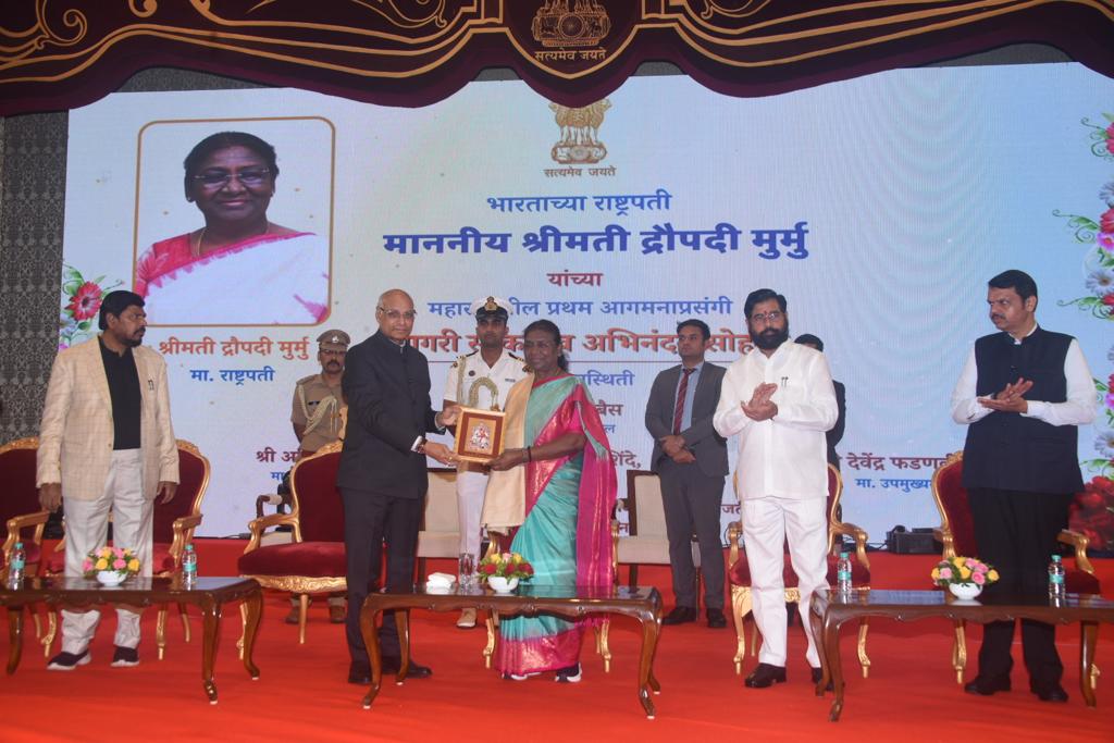 airnewsalerts's tweet image. President #DroupadiMurmu attends a civic reception at Raj Bhavan in Mumbai, hosted in her honour by the Government of Maharashtra; Expresses confidence that Maharashtra will play a leading role in the development of the country during the #Amritkal.