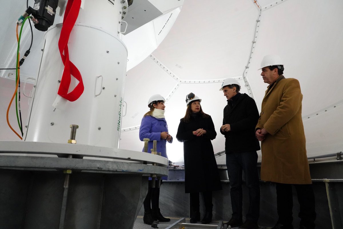 gkatopodis's tweet photo. Vinimos a #LasGrutas a inaugurar con @ArabelaCarreras y @MartinSoria_ el Radar Meteorológico N° 12, fabricado íntegramente en nuestro país por @invapargentina. 

Esto permitirá al @SMN_Argentina obtener información, realizar predicciones generales y de extremos climáticos para disminuir los riesgos, aportando desde @ObrasPublicasAR al Plan Nacional para la Adaptación y Mitigación al Cambio Climático.

La Argentina es uno de los pocos países que pueden producir estos radares y tenemos el sistema de información meteorológica más importante de toda la región. Esto tiene explicación en la decisión del Estado de priorizar la ciencia, la innovación y la tecnología.