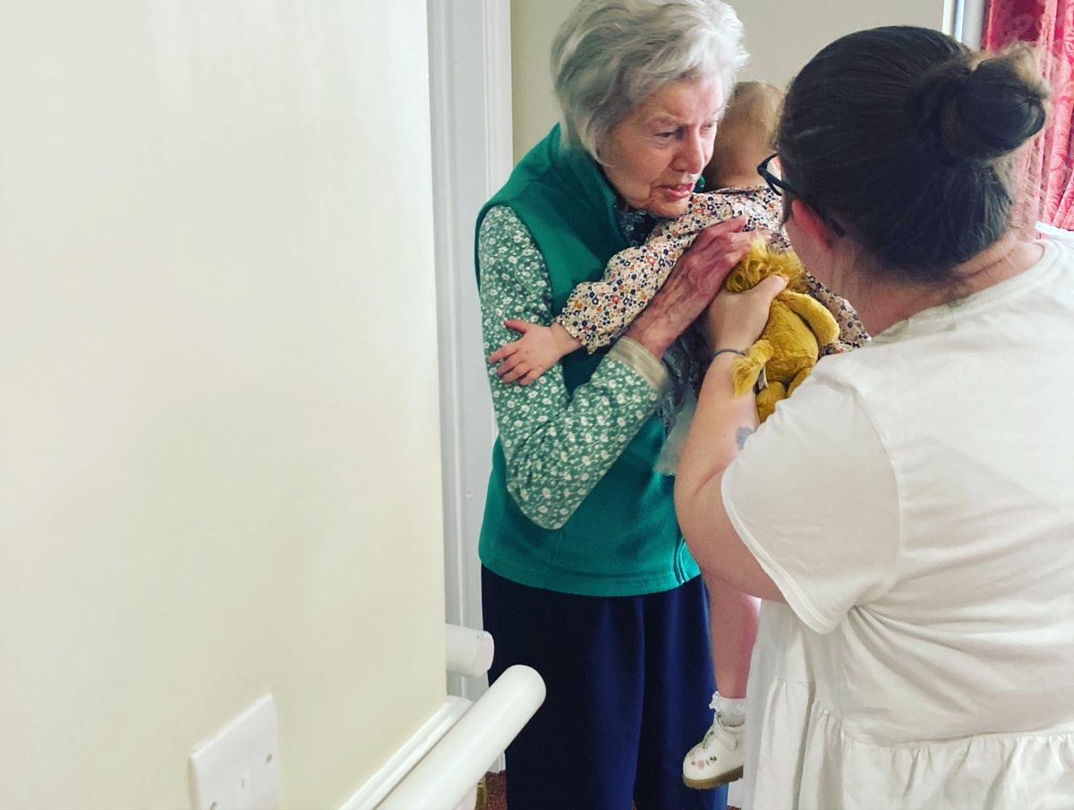 brightfuturesST's tweet photo. 🥰A massive well done to our young mums and children 👏 making the elderly residents day from Harton Grange Care Home this afternoon.

🛍The group had made up care packages as part of their final @thekeytweets.

#intergenerationalactivities https://t.co/y3DxeKSKK8
