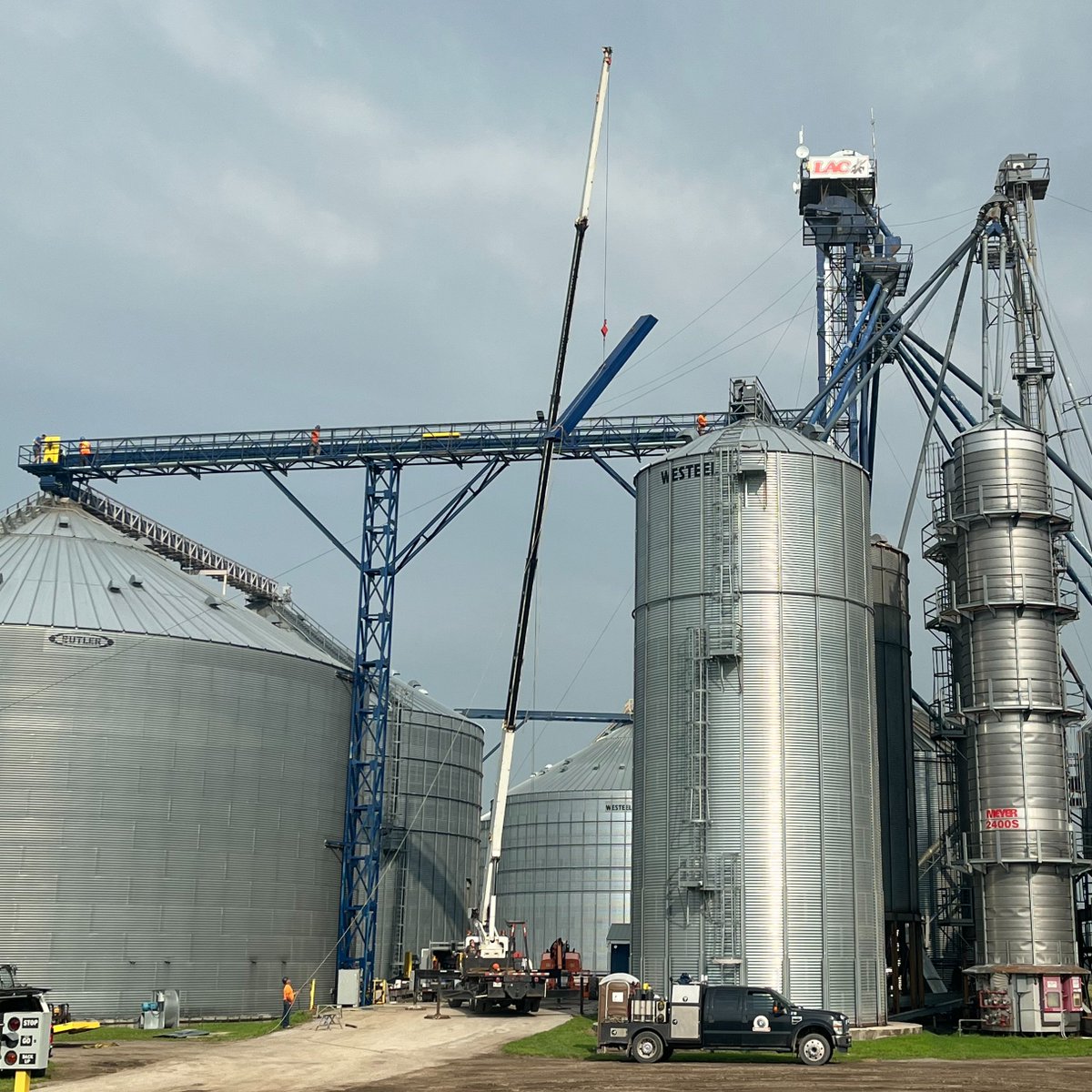 Big things are happening in Tupperville! The new drag is in and ready for wheat!

It is our goal to have you in and out in 15 minutes or less!