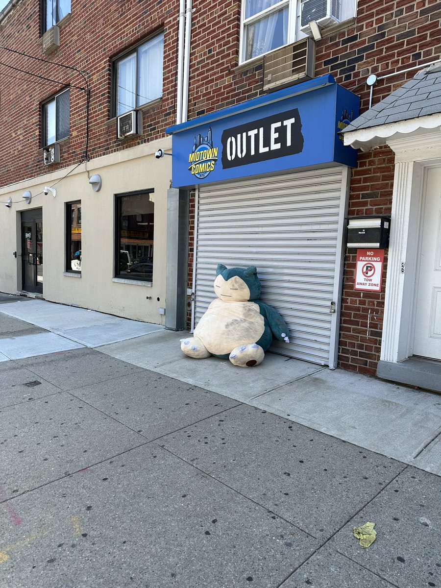 WaltHickey's tweet photo. does anyone in astoria have a flute otherwise midtown comics is NOT gonna open today https://t.co/fytC63U5sq