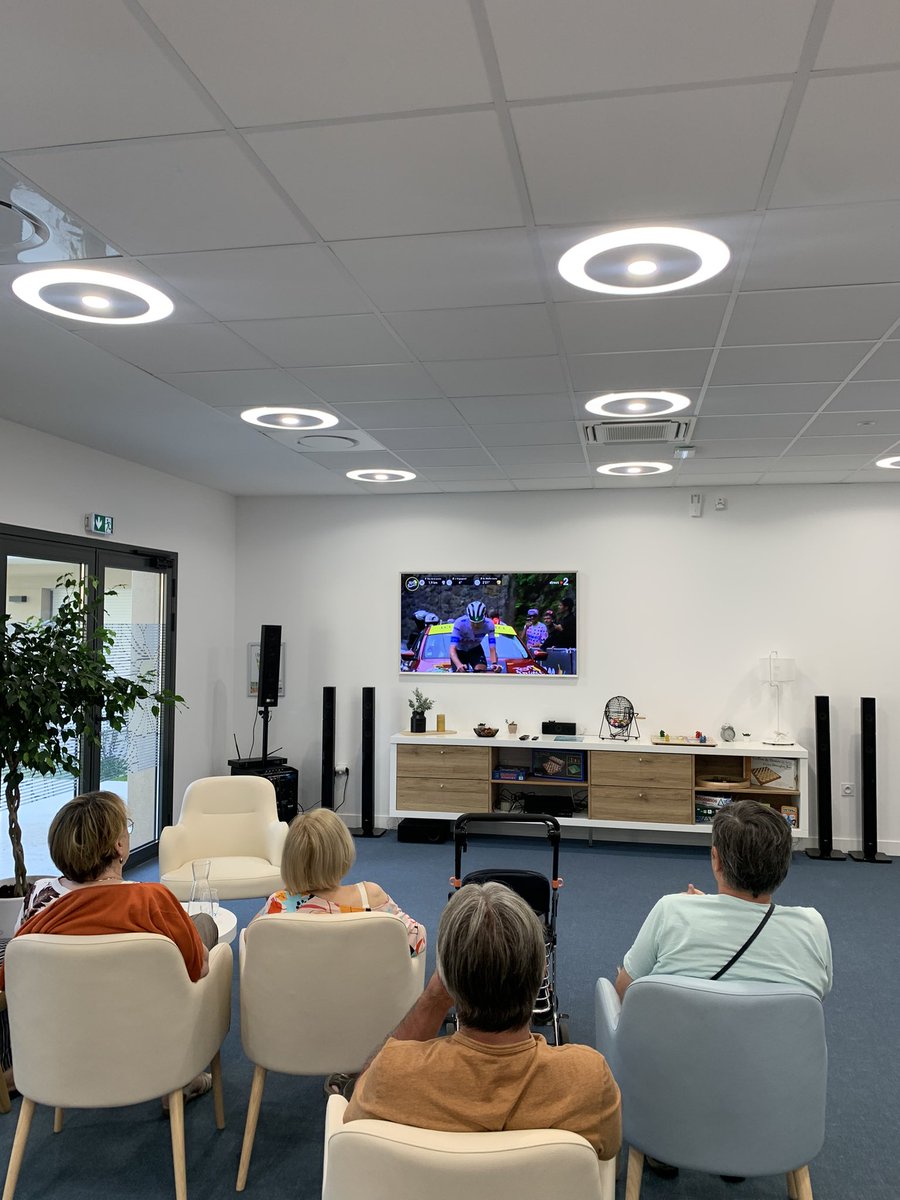 SenAngers's tweet photo. Après-midi Tour de France dans le salon club climatisé des @SenAngers 🚲🚵🚴‍♀️ https://t.co/oEh7GuVi0B