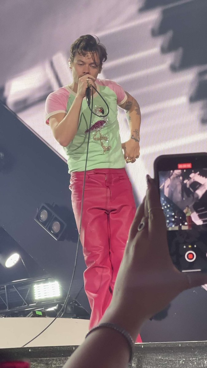 daylightjessss's tweet photo. my child @Harry_Styles https://t.co/BjXGfJHvby