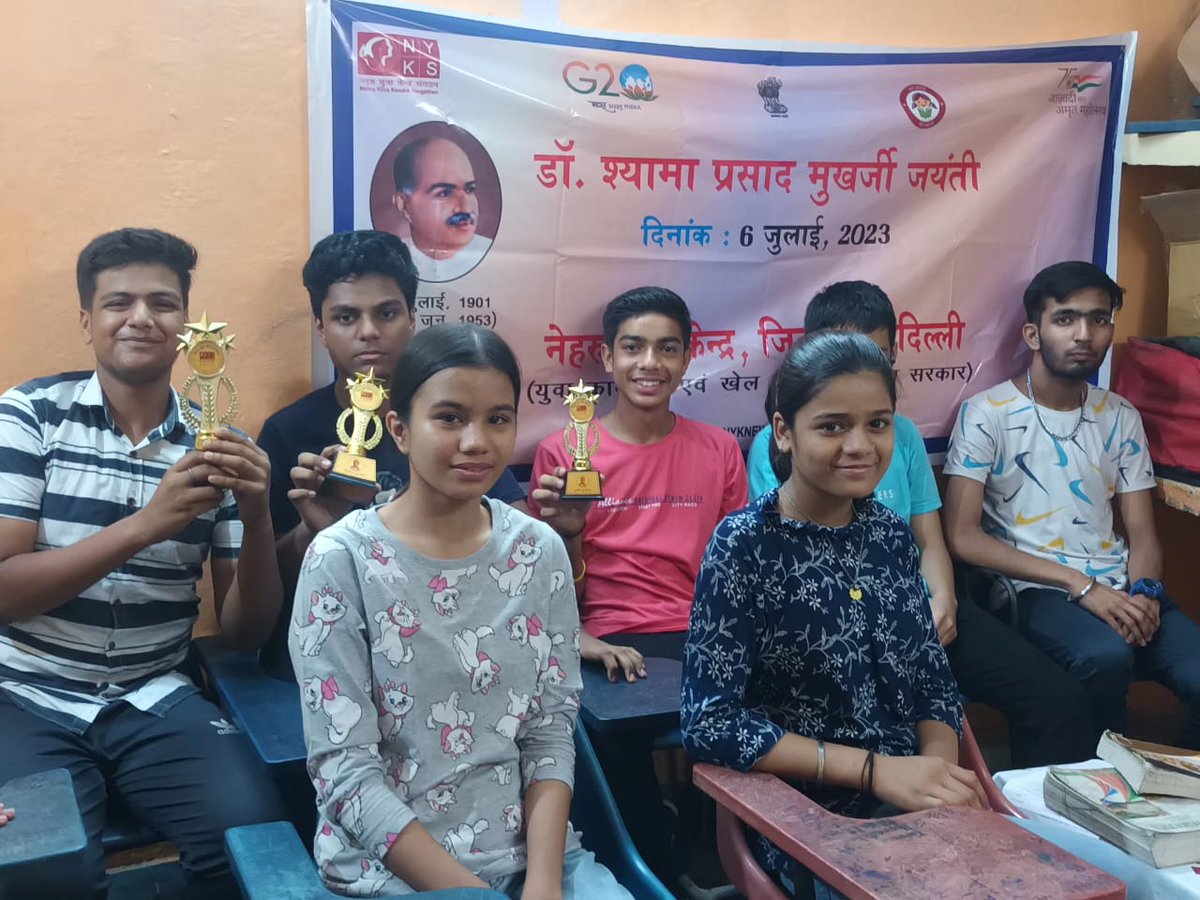 dinesh_joshi99's tweet image. नई सोच नई पहल यूथ क्लब द्वारा डॉ. श्यामा प्रसाद मुखर्जी की जयंती के अवसर पर निबंध प्रतियोगिता का आयोजन कराया गया,जिसमे विजेता रहे प्रतिभावान युवाओं को पुरुस्कृत किया गया। 
 @Anurag_Office @Nyksindia @DMNewDelhi
@SantoshRai_IAS @NisithPramanik  @RNTYAGI1965 
@AnilSharma4BJP